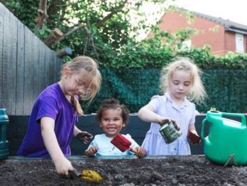 Liverpool 6 - children in the garden